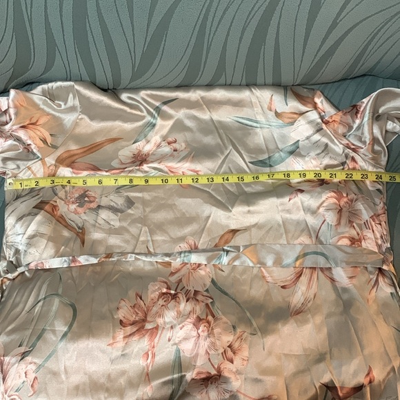 HOST PICK 🌸Floral satin like robe 1XL - Picture 6 of 9